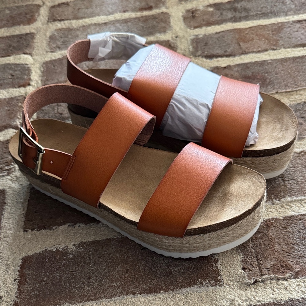 New Directions size 7.5 Cognac Platform Sandals